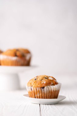 Beyaz masa ayarlı yabanmersinli kekler..