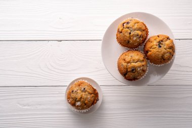 Beyaz masa ayarlı yabanmersinli kekler..