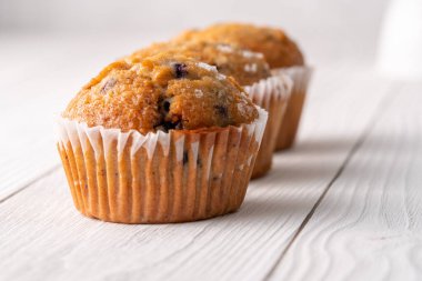 Beyaz masa ayarlı yabanmersinli kekler..