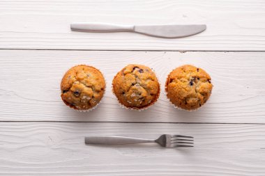 Beyaz masa ayarlı yabanmersinli kekler..