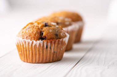 Beyaz masa ayarlı yabanmersinli kekler..