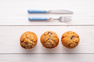 Beyaz masa ayarlı yabanmersinli kekler..