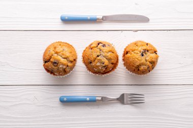 Beyaz masa ayarlı yabanmersinli kekler..