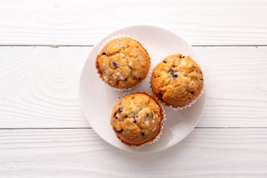 Beyaz masa ayarlı yabanmersinli kekler..