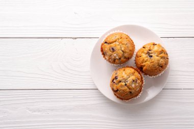 Beyaz masa ayarlı yabanmersinli kekler..