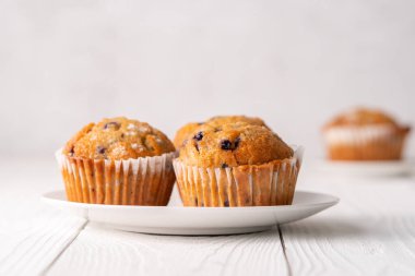 Beyaz masa ayarlı yabanmersinli kekler..