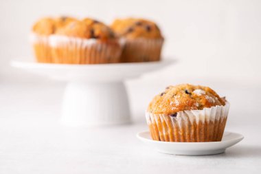 Beyaz masa ayarlı yabanmersinli kekler..