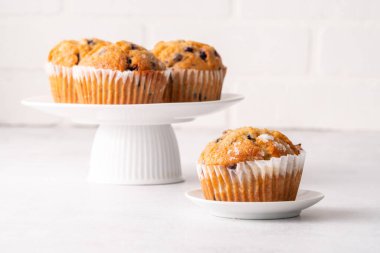 Beyaz masa ayarlı yabanmersinli kekler..