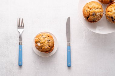 Beyaz masa ayarlı yabanmersinli kekler..