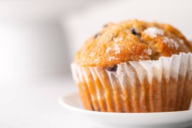 Beyaz masa ayarlı yabanmersinli kekler..