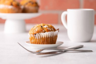 Beyaz masa ayarlı yabanmersinli kekler..