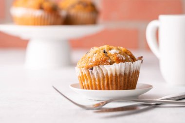 Beyaz masa ayarlı yabanmersinli kekler..