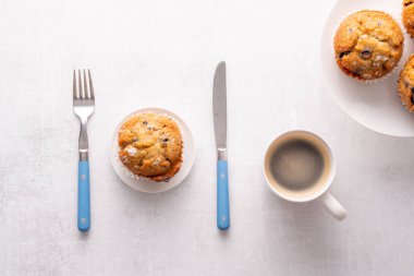 Beyaz masa ayarlı yabanmersinli kekler..