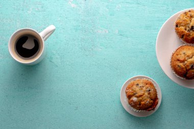 Böğürtlenli kek ve klasik su masası..