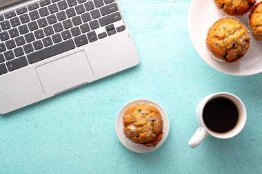 Böğürtlenli kek ve klasik su masası..