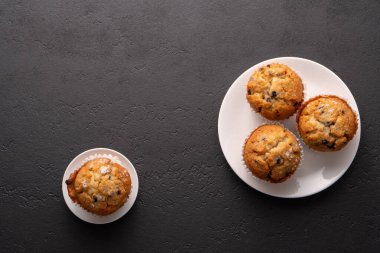 Siyah masa ayarlı yabanmersinli kekler..