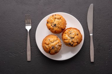 Siyah masa ayarlı yabanmersinli kekler..