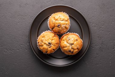 Siyah masa ayarlı yabanmersinli kekler..