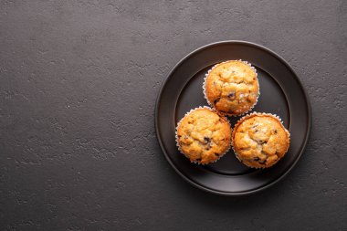 Siyah masa ayarlı yabanmersinli kekler..