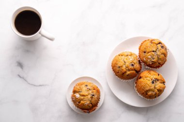 Beyaz masa ayarlı yabanmersinli kekler..