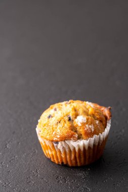 Siyah masa ayarlı yabanmersinli kekler..