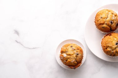 Beyaz masa ayarlı yabanmersinli kekler..