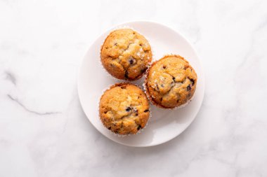 Beyaz masa ayarlı yabanmersinli kekler..