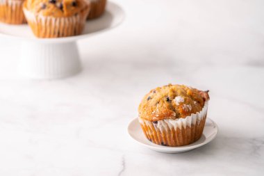 Beyaz masa ayarlı yabanmersinli kekler..