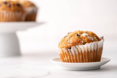 Beyaz masa ayarlı yabanmersinli kekler..