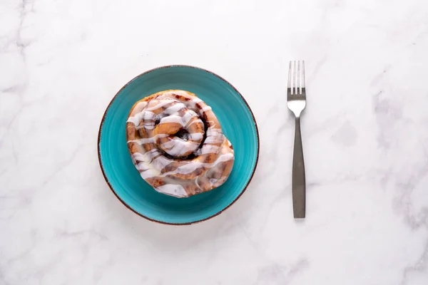 Large Gourmet Frosted Cinnamon Roll Marble Table — Stock Photo, Image