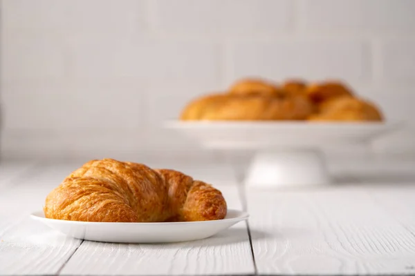 Warme Krokante Krokante Croissantrol Witte Plaat Noodlijdende Tafel — Stockfoto