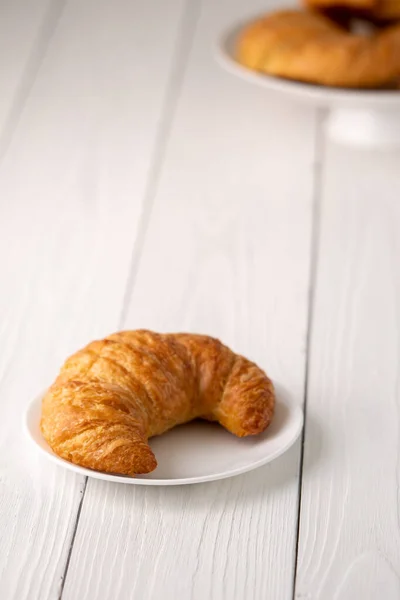 Warme Krokante Krokante Croissantrol Witte Plaat Noodlijdende Tafel — Stockfoto