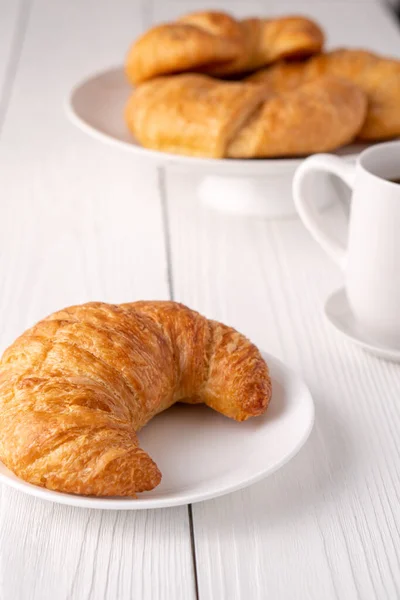 Croissant Croquant Croustillant Chaud Croustillant Sur Plaque Blanche Table Détresse — Photo
