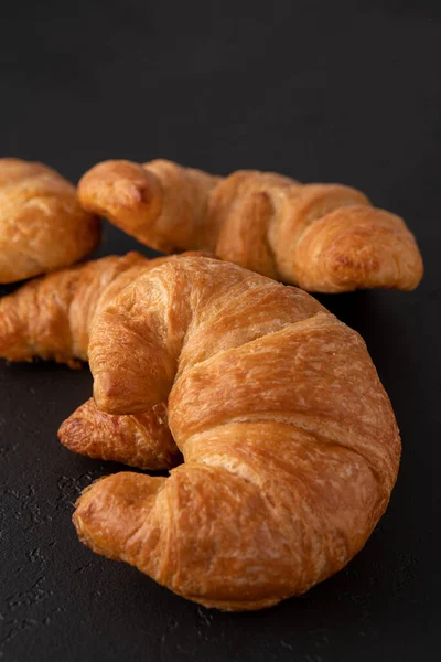 Croissant Croquant Croustillant Chaud Croustillant Sur Plaque Blanche Table Détresse — Photo