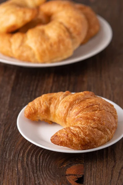Warm Crispy Flaky Croissant Roll White Plate Distressed Table — Stock Photo, Image