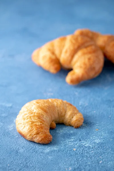 Flacky Crispy Fresh Croissant Rolls Blue Background — Stock Photo, Image