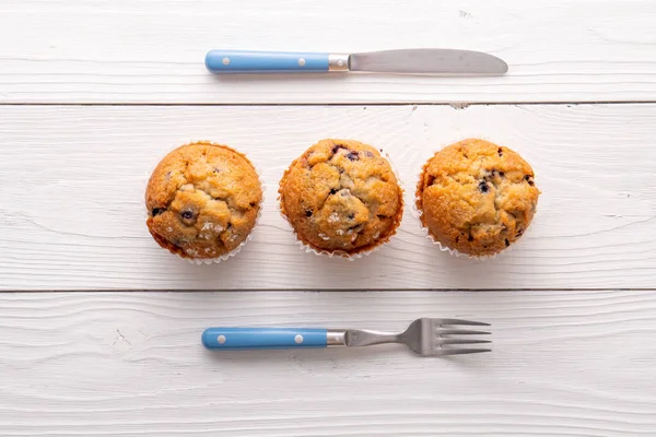 Beyaz masa ayarlı yabanmersinli kekler..