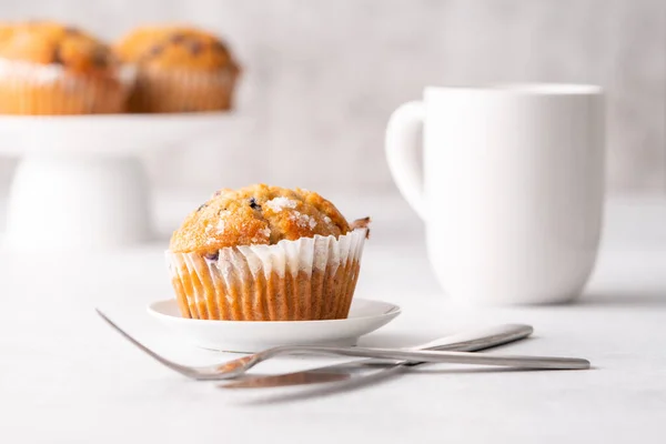 Blaubeer Muffins Mit Weißer Tischdekoration — Stockfoto