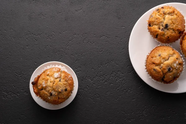 Bosbessen Muffins Met Zwarte Tafelschikking — Stockfoto