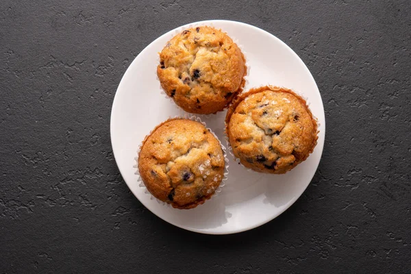 Bosbessen Muffins Met Zwarte Tafelschikking — Stockfoto
