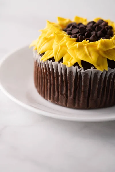 Gyönyörű Napraforgó Díszített Csokoládé Cupcake Márvány Asztalon — Stock Fotó