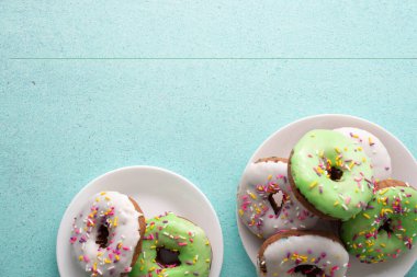 Beyaz ve yeşil serpiştirilmiş lezzetli çörekler