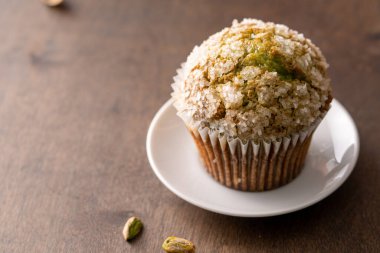 Şeker kristalli ev yapımı fıstıklı kekler.