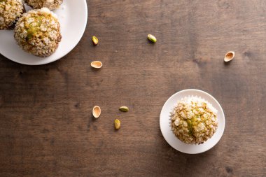 Şeker kristalli ev yapımı fıstıklı kekler.