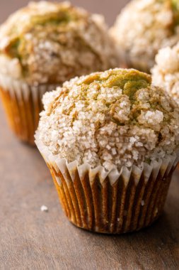 Şeker kristalli ev yapımı fıstıklı kekler.