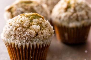 Şeker kristalli ev yapımı fıstıklı kekler.