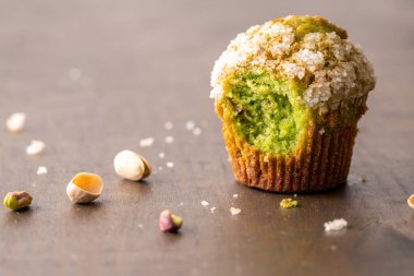 Şeker kristalli ev yapımı fıstıklı kekler.