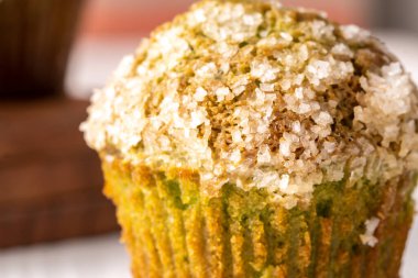 Şeker kristalli ev yapımı fıstıklı kekler.