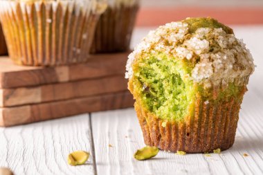 Şeker kristalli ev yapımı fıstıklı kekler.