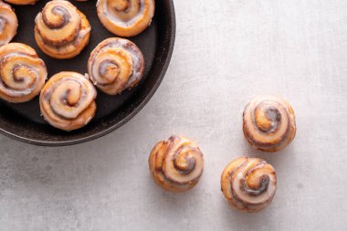 Demir tavada pişirilmiş ev yapımı tarçın ruloları.